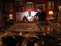 Zaawaadi coafura scurt seductie abanos cu două scule albe