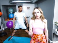 Milf flexibil Alaina Taylor devine dracu 'devastator pe podea