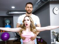Milf flexibil Alaina Taylor devine dracu 'devastator pe podea