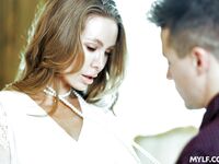 Nicole Aniston se încălzeşte cu jocul ei preferat înainte să fie futută