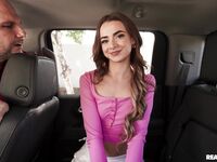 Trupul lui Nikki Nicole adolescent slab intră şi iese din maşină devine sex dur