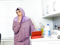 Mama arabă nesătulă înghite coada Annei Cummings