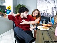 Vivianne Desilva şi Selina Bentz fac sex dur pe podea