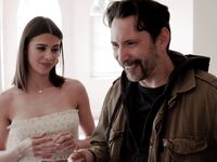 Îi linge păsărica lui Kylie Rocket şi i-o trage tatălui ei vitreg bărbos