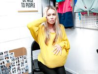 Blonde Stealth Summer Vixen primeşte o felaţie de la un poliţist încrezător