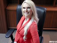 Milf Sydney Davis şi-o trage cu directorul încrezător