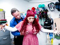 Kiki Daire vedetă porno tatuat roșu pedepsit pentru furt