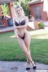 Se potrivesc blonde Slimpick Vic în sex fierbinte în aer liber