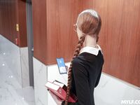 Un şoarece lung cu părul negru cu ochelari este futut într-un colanţi străpuns