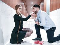 Un şoarece lung cu părul negru cu ochelari este futut într-un colanţi străpuns
