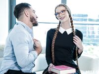 Un şoarece lung cu părul negru cu ochelari este futut într-un colanţi străpuns