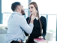 Un şoarece lung cu părul negru cu ochelari este futut într-un colanţi străpuns