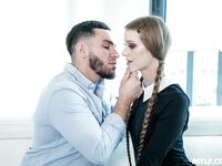 Un şoarece lung cu părul negru cu ochelari este futut într-un colanţi străpuns