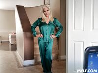 Brittany Andrews are un bombardament blond cu coadă de cal în faţa abatorului