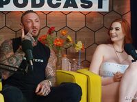 Fete tatuate Abigail Morris și Toochi Kash împart lupul roșu
