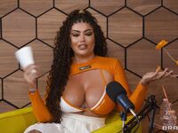 Fete tatuate Abigail Morris și Toochi Kash împart lupul roșu