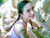 Jasmine Wilde şi Kenzie Dragostea e ridicolă sărutând scula tatuată în aer liber
