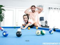 Freya Von Doom e naşpa şi călăreşte tipul cu barbă pe podea