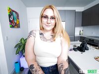 Curva blondă Gracie Squirts ia în jos trucuri adânc atlet