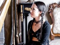 Freya Von Doom şi Claire Roos şi-o trag unul altuia ca la sfârşitul lumii