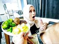 Mama arabă bogată a lui Jazmine Cruz îşi ia păsărica bărbierită de la o afurisită dură