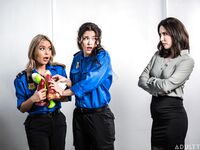 Casey Calvert, Victoria Voxx şi Nicole Aria rup păsărici cu scule false uriaşe