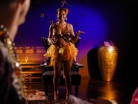 Frumuseţea cu părul negru îi ia scula cu ţâţe naturale de la un bărbat