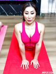 Nicole Doshi, frumos futut pe covorul de yoga