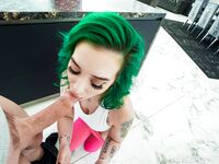 Cu părul verde Gia Paige cu sfârcuri piercing în POV în imagini