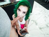 Cu părul verde Gia Paige cu sfârcuri piercing în POV în imagini