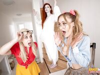 Katy Rose, Ivy Maddox şi Ellie Shou sunt al naibii de sălbatic în camera de zi