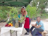 Târfa cu părul roz, Roxie, păcătosul, se bucură de sex dur afară