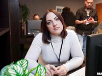 Lucy Lotus tratează un tip negru cu barbă în clasă