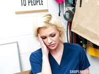 Tentant cleptoman MILF Charli Phoenix futut de un paznic obraznic