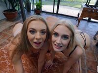 Tiffany watson és emma starletto megbaszva a nappaliban