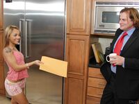 Holly Hendrix, târfa blondă, suge coada groasă a bătrânului Evan Stone