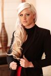 Blonda Holly inima suge BBC și devine futut în timp ce soțul ei încornorat ceasuri