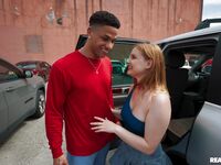 Harlow West, târfa roşie cu sâni mari se bucură de sex public