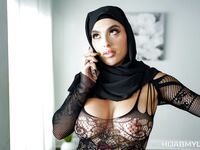 Singurul oficial arab nenorocit futut în lenjerie ei
