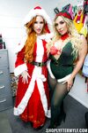 Crăciun obraznic Milfs Sofia Locke și Mia James pedepsit pentru furt