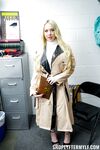Naughty blond Milf Naomi Ryder devine timp greu pentru furt
