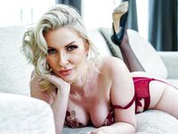 Blondă matură Sydney Paige futut în fund de la fiul său vitreg