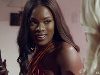 Serene sirena si ana foxx jocuri lesbiene în pat