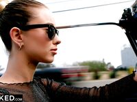 Haley Reed suge penisul mare negru și ia adânc în fundul ei strâns