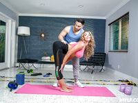 Sport fata blonda Briana luna de echitatie coada greu zâmbind