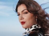 Regina italiană Valentina înghite cele două bps în gâturile nappiene şi se grăbeşte să iasă în aer liber