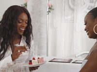 Două lesbiene negre nimfomane şi-o trag pe canapea cu ana foxx şi Elsie