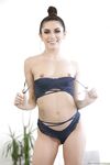 Eliza Ibarra şi Gianna Gem se sărută între ele