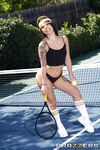 Tattoo tenis fată Gina Valentina pe teren deschis dracu 'Xander corvus