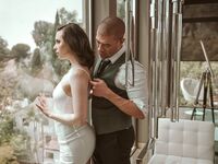 Casey Calvert isi linge pasarica rasa si si-o trage tare cu frumosul armăsar Xander Corvus